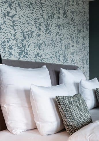Alte Schuldrucke an der Wand der Suite Vier