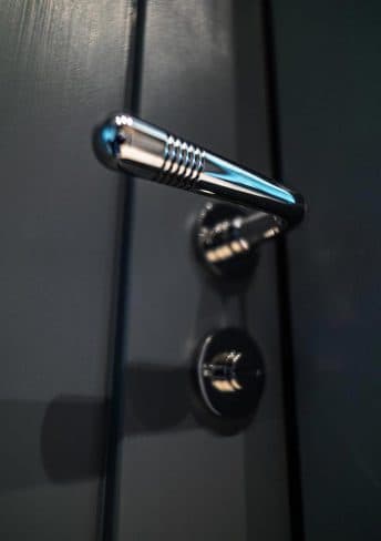 Suite Vier mit bläulicher Tapete und Farnmotiven