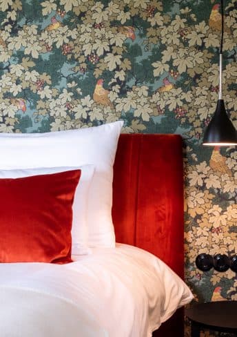 Suite Sechs mit Weinreben-Tapete und Bett der Schramm-Manufaktur