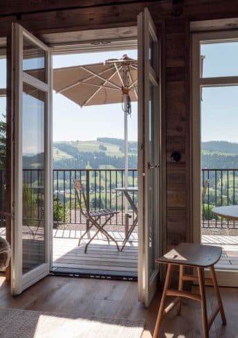 Suite Acht in Weiß und Beige mit Elephant Chair von Norr11