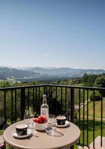 Freistehende Badewanne und Doppelwaschtisch in der Suite Acht
