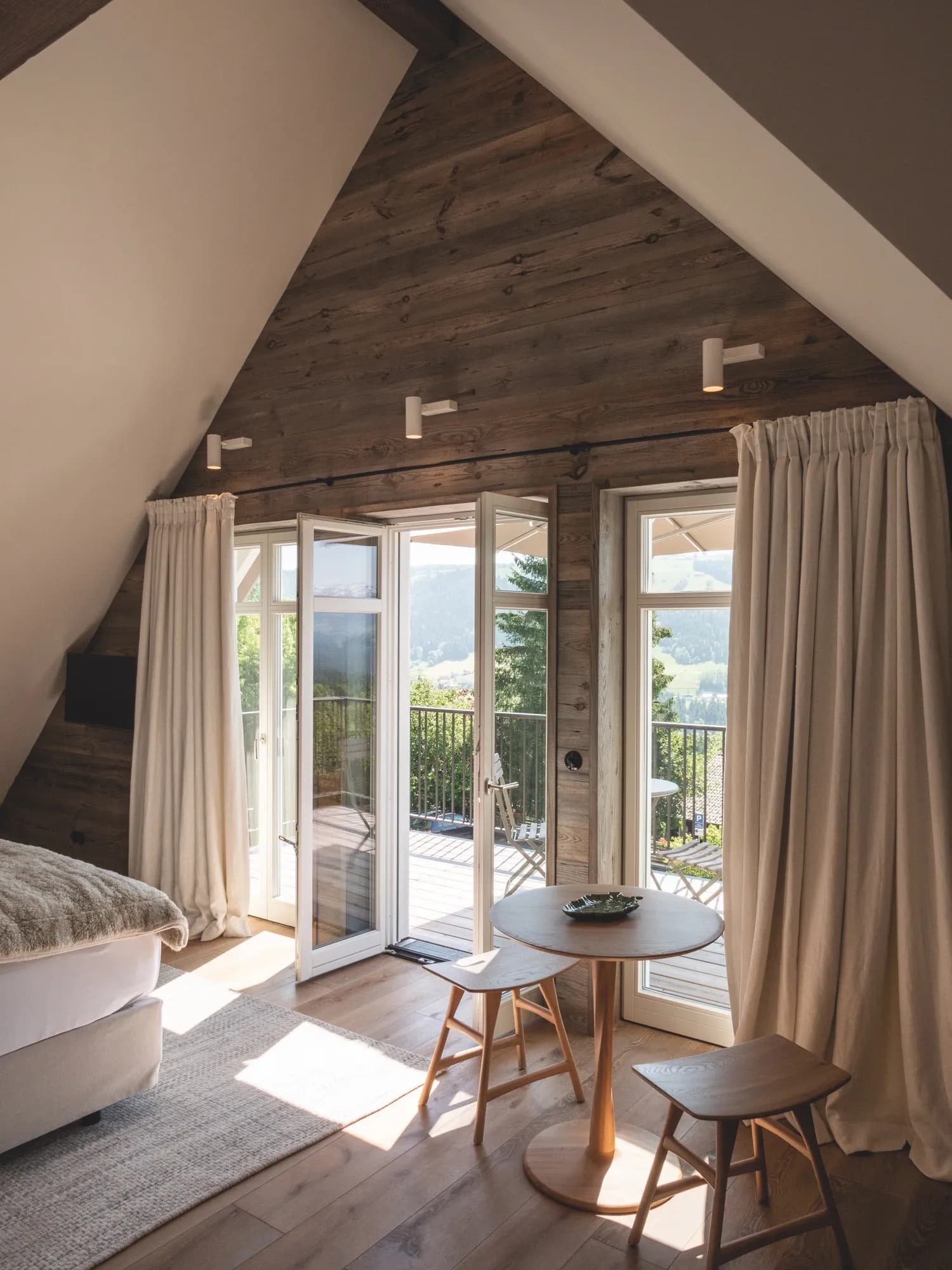 Blick aus der Dachschräge der Suite Acht über die Landschaft