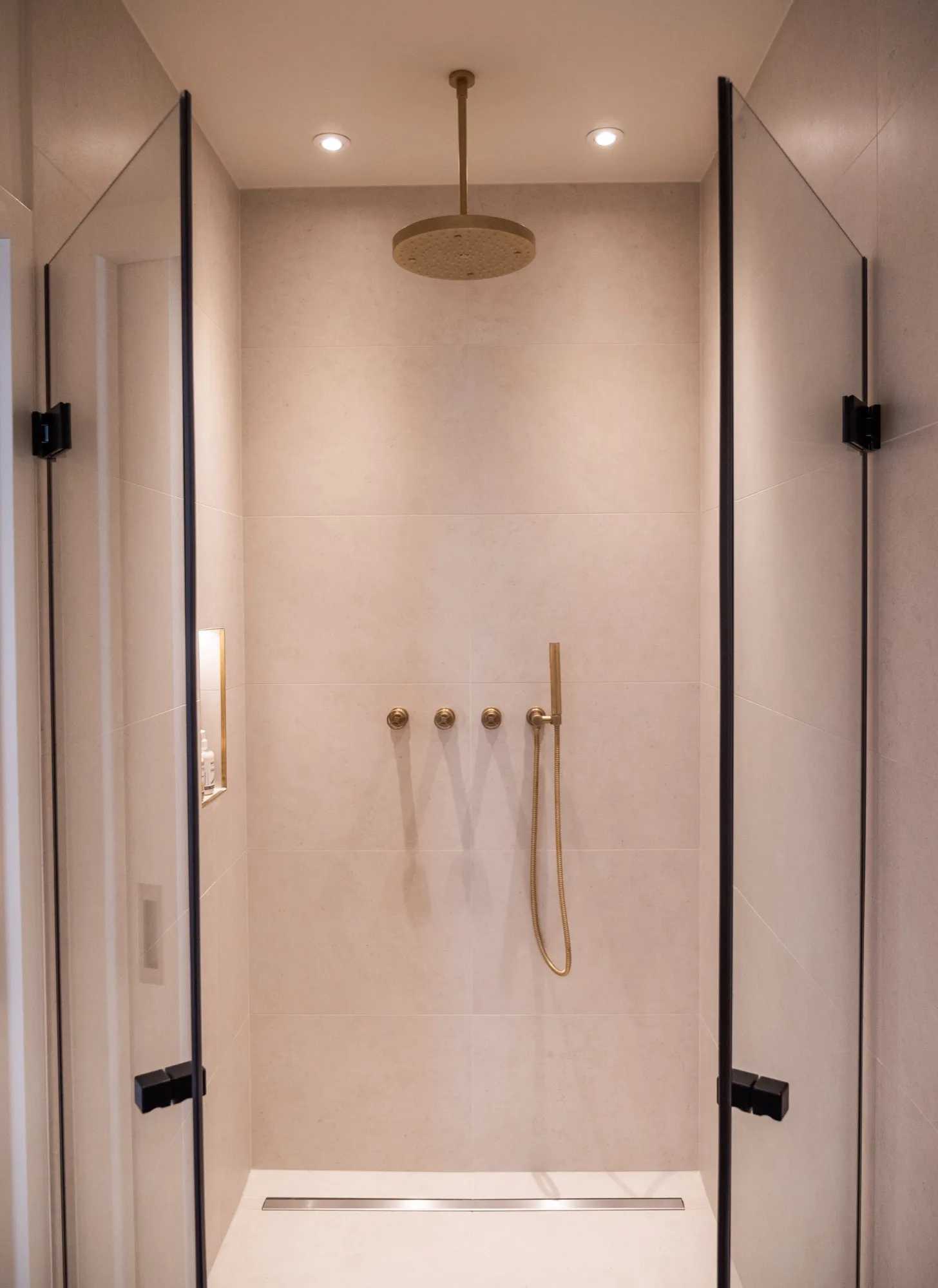 Begehbare Regendusche mit Deckenbrause und Handbrause in Messing
