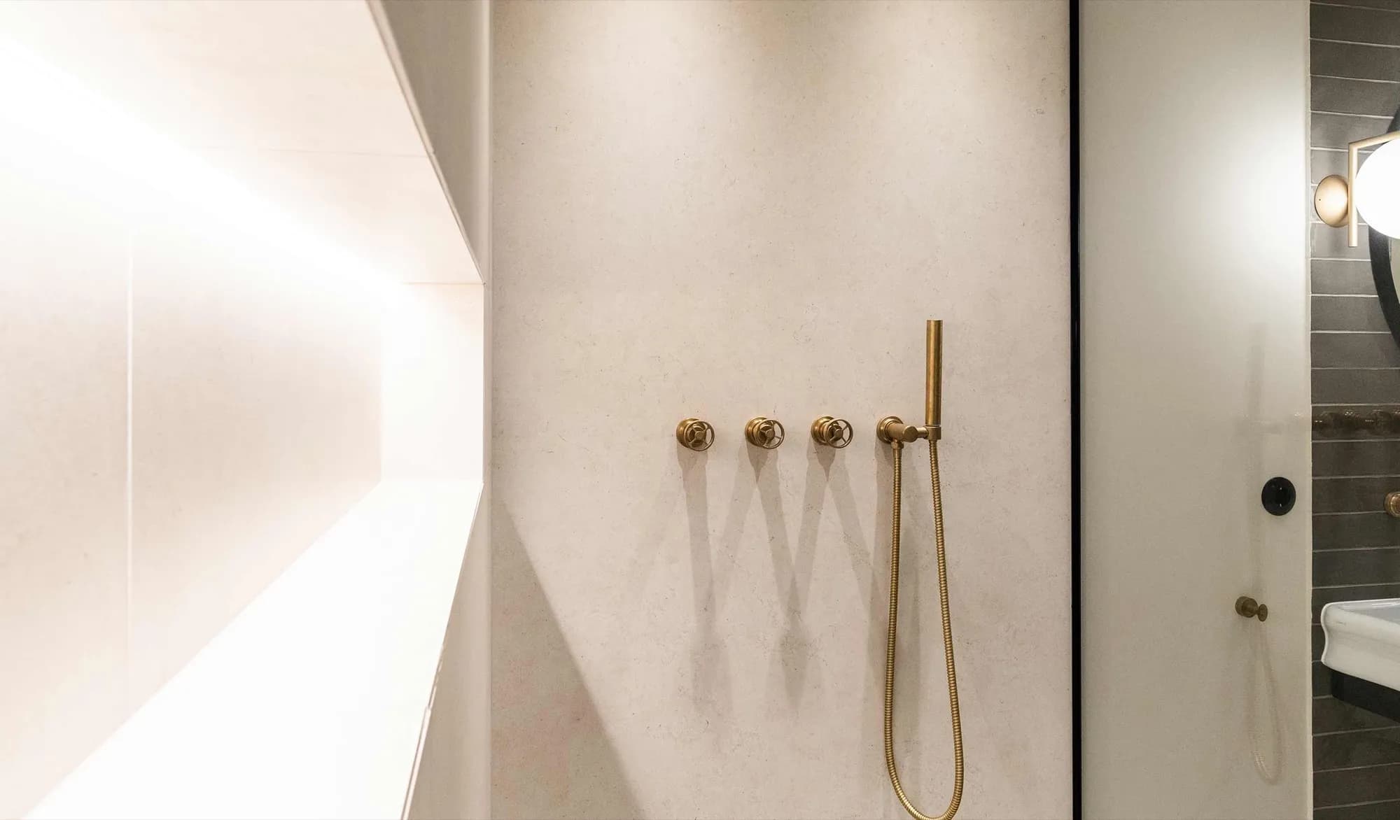 Regendusche in Messing, Detailaufnahme mit Handbrause