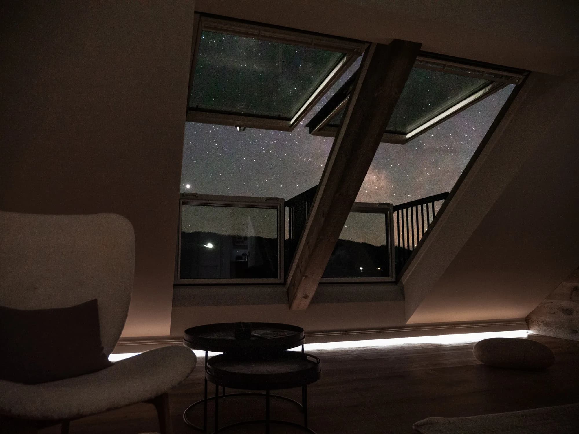 Blick durch das geöffnete Dachfenster der Suite Neun in den Sternenhimmel