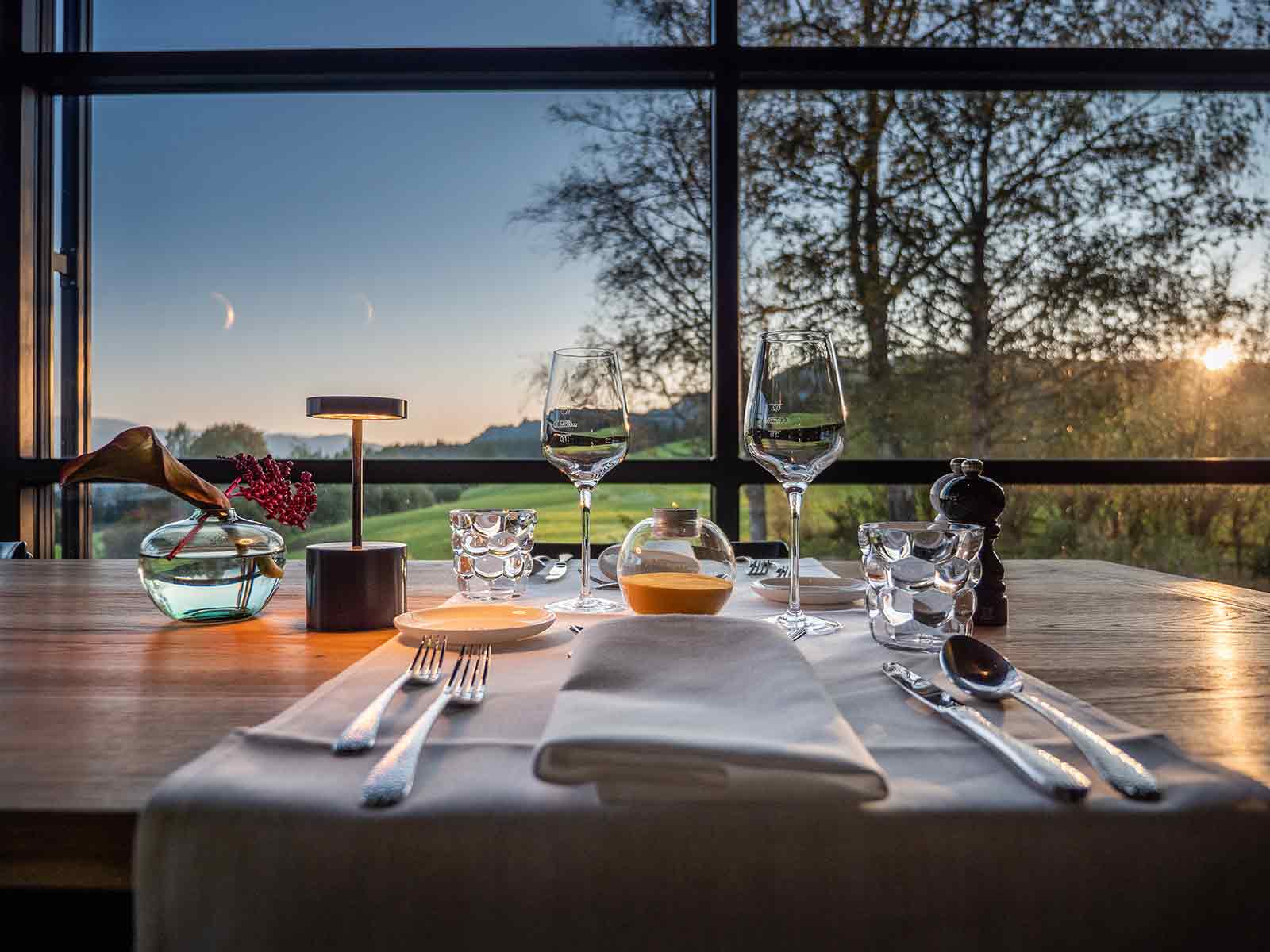 Gaumenfreuden: Top 5 Hotels und Ferienwohnungen 2024 mit Gourmetküche von Bayern bis Südtirol